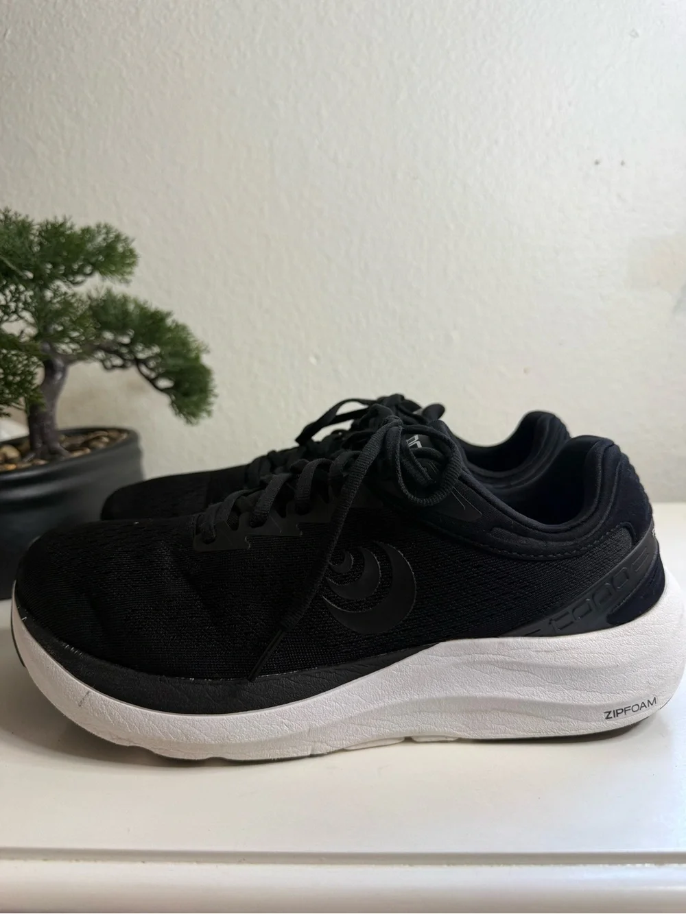 Topo Athletic Phantom 3 Women size 10 black  Athletic Running Shoes